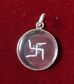Sphatik Pendant With Engraving Swastik Kzmp006