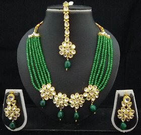 Charming Jewelry Emerald Green Kundan Pearl Necklace Earrings tikka Set.